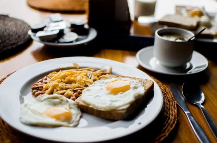 Studi Menemukan Waktu Sarapan Lebih Siang Berkaitan dengan Peningkatan Risiko Kematian Dini