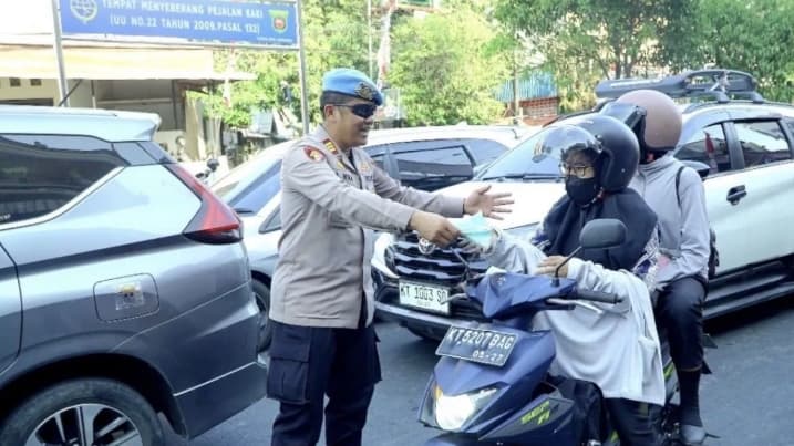 Polresta Samarinda Membagikan 10.000 Masker untuk Melindungi Warga dari Dampak Kabut Asap
