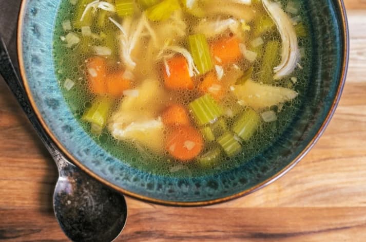 Sup Ayam Membantu Pemulihan Tubuh saat Sakit melalui Nutrisi, Hidrasi, dan Protein