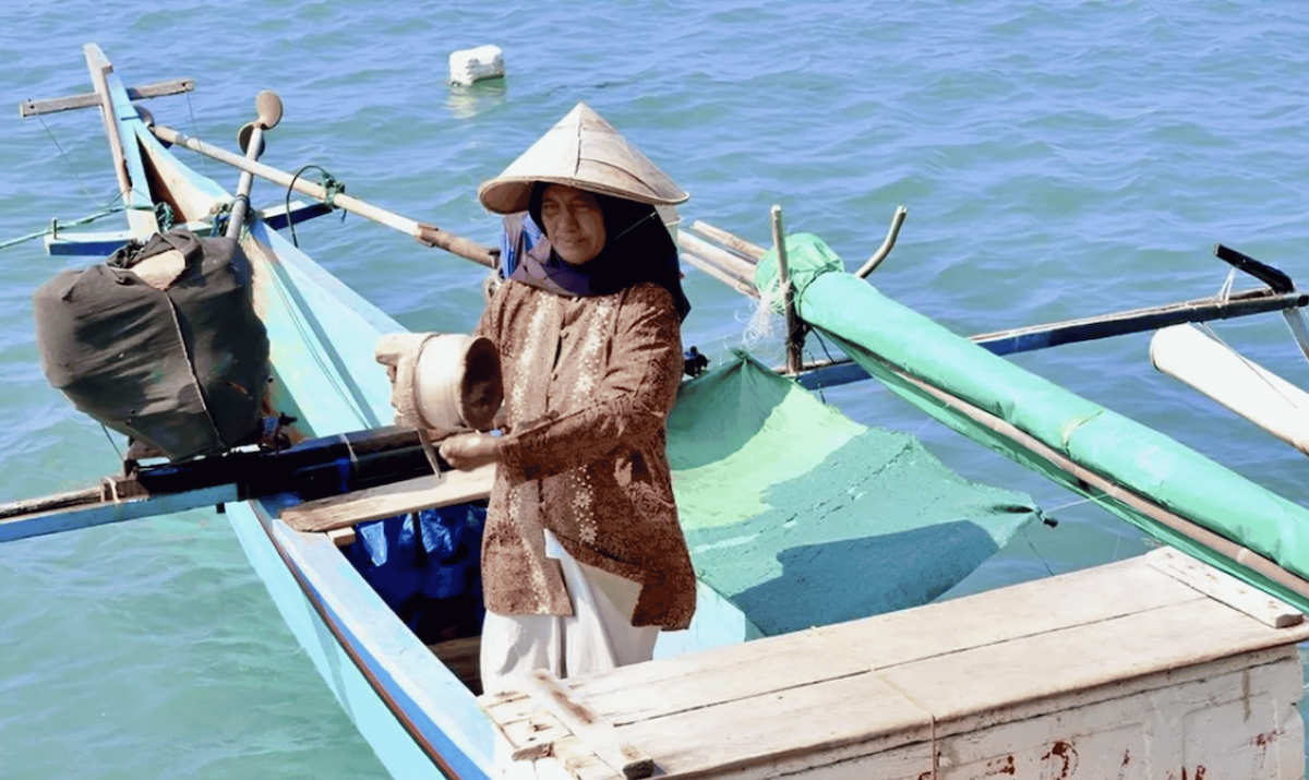 Nelayan Perempuan Bajo Hadapi Cuaca Buruk dan Hasil Tangkapan yang Terus Menyusut