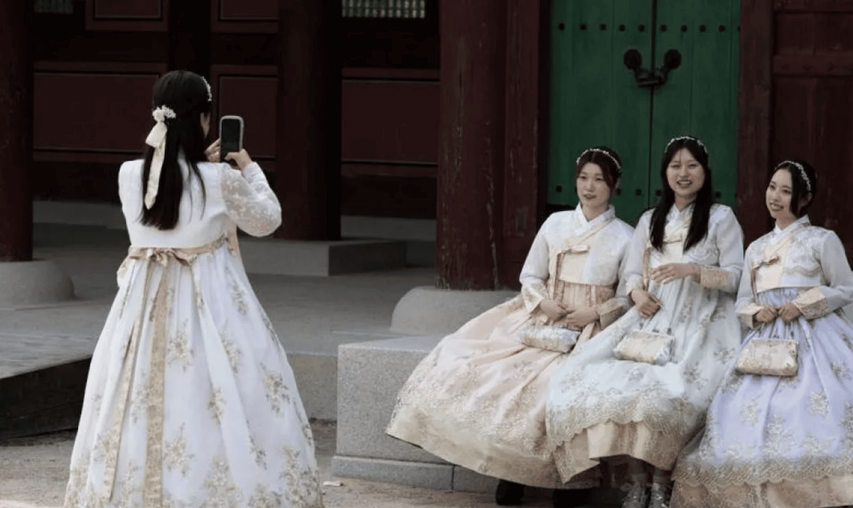 Wisatawan Berhanbok Hidupkan Nuansa Klasik di Istana Gyeongbokgung Seoul