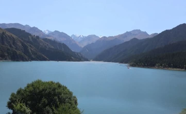 Danau Tianchi Menawarkan Pesona “Danau Surgawi” di Tengah Bentang Alam Xinjiang