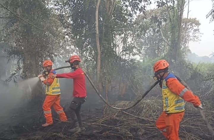 Kementerian PU Memperkuat Penanganan Karhutla di Kalimantan dan Jambi dengan Dukungan Air dan Peralatan
