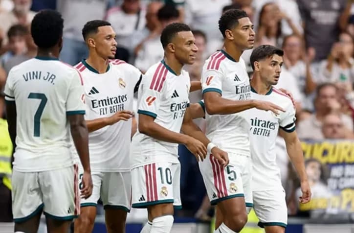 Real Madrid Menghajar Malaga 4-0 dan Merebut Puncak Klasemen Liga Spanyol
