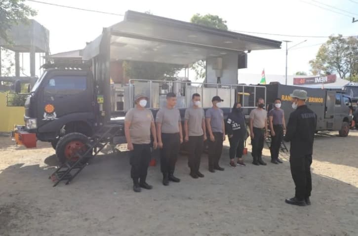 Brimob Sumut Menyiapkan Dapur Lapangan untuk Membantu Warga Terdampak Erupsi Sinabung