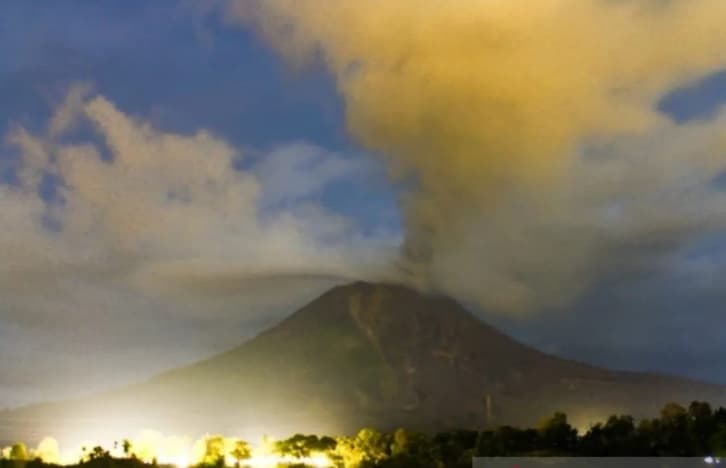 Pemkab Karo Mengevakuasi Warga Dua Desa setelah Status Gunung Sinabung Naik Menjadi Siaga