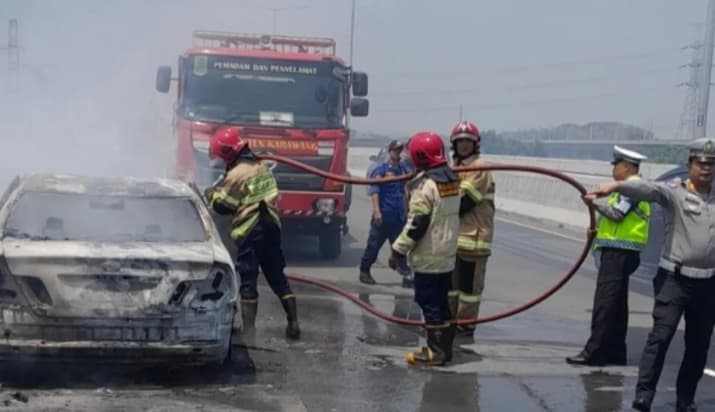 Sedan Volvo Terbakar di Tol JORR Pondok Indah, Polisi Menduga Korsleting pada Mesin