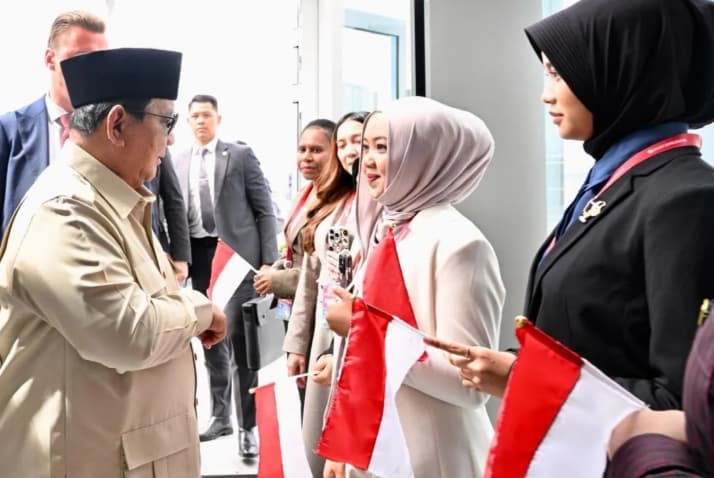 Mahasiswa Indonesia Menyambut Presiden Prabowo Setibanya di Vladivostok untuk Menghadiri EEF Ke-11