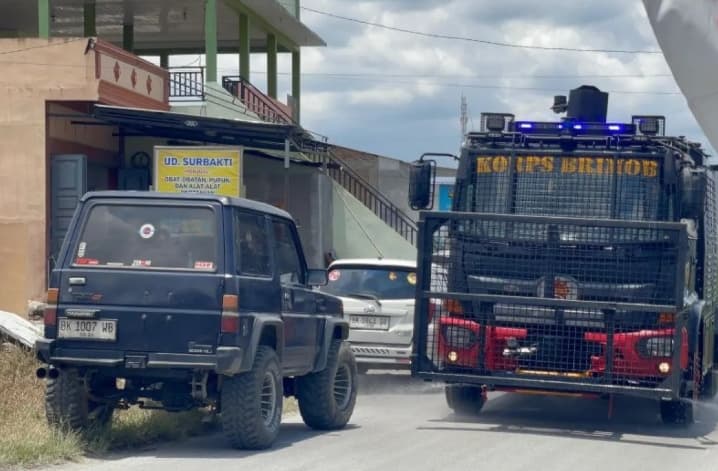 Brimob Sumut Kerahkan Kendaraan AWC untuk Bersihkan Abu Vulkanik Gunung Sinabung di Jalan Karo