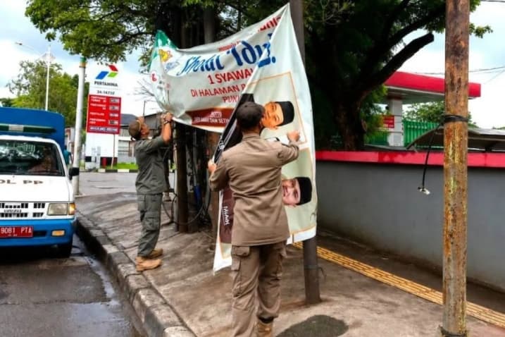 Satpol PP Jakarta Utara Tertibkan 163 Alat Peraga yang Rusak dan Melanggar Ketentuan
