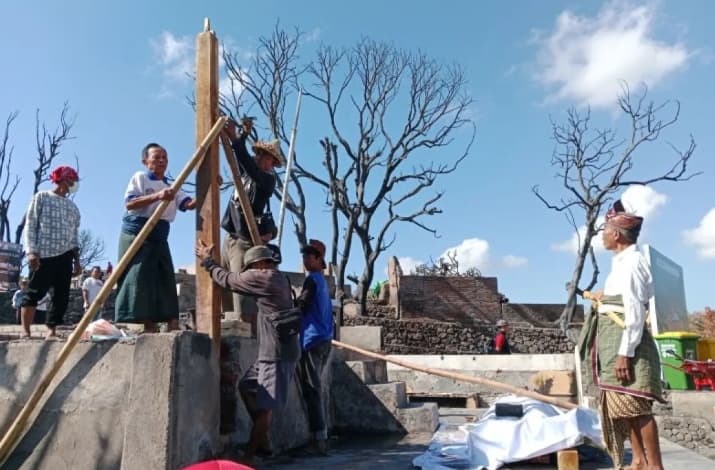 Warga Mulai Bangun Kembali Kampung Adat Sade Pascakebakaran dengan Tradisi Nyemulak