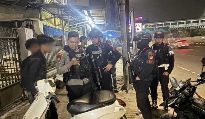 Brimob Menghentikan Pemotor Lawan Arah di Jatinegara, Kendaraan Diamankan Polisi