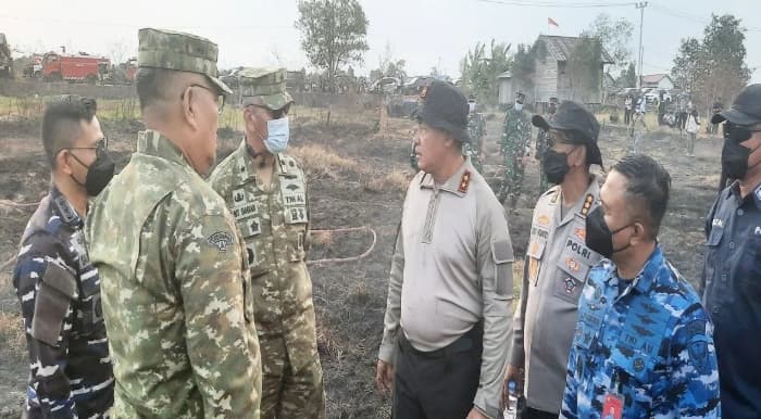 Kapolda Kalsel Gandeng TNI AL dan AU Distribusikan Cairan Inovasi Pemadam Karhutla