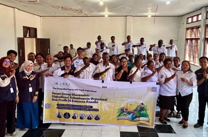 Tim ITS Mengembangkan Sistem Digital untuk Mempermudah Warga Ransiki Mengurus Dokumen Kependudukan