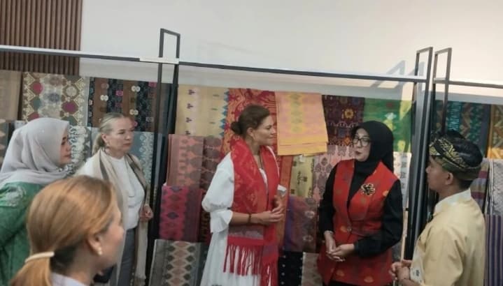 Putri Mahkota Swedia Victoria Membeli Tenun dan Mutiara Khas NTB saat Berkunjung ke Mataram