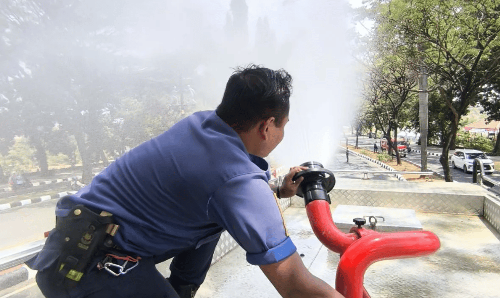Pemkab Bogor Semprot Jalan di 11 Wilayah untuk Kurangi Dampak Abu Vulkanik Anak Krakatau
