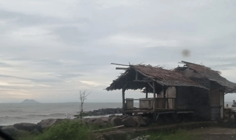 Abu Tebal Anak Krakatau Menyelimuti Pandeglang, Pemkab Minta Warga Tetap Waspada