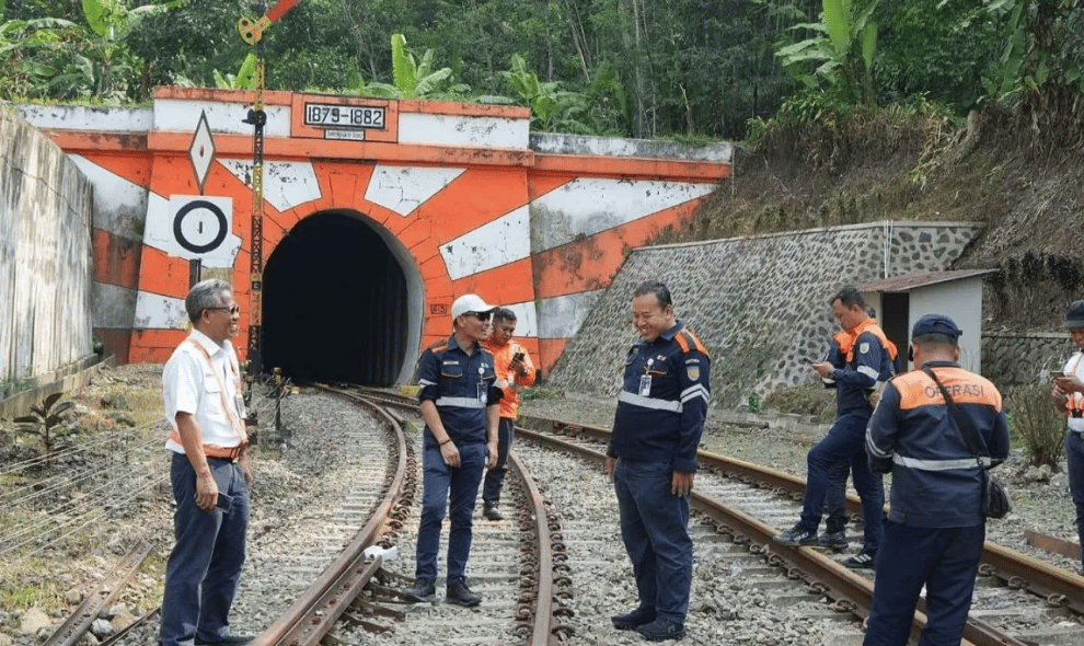 Erupsi Anak Krakatau Tak Ganggu Kereta Api, KAI Pastikan Perjalanan Daop 2 Bandung Tetap Normal