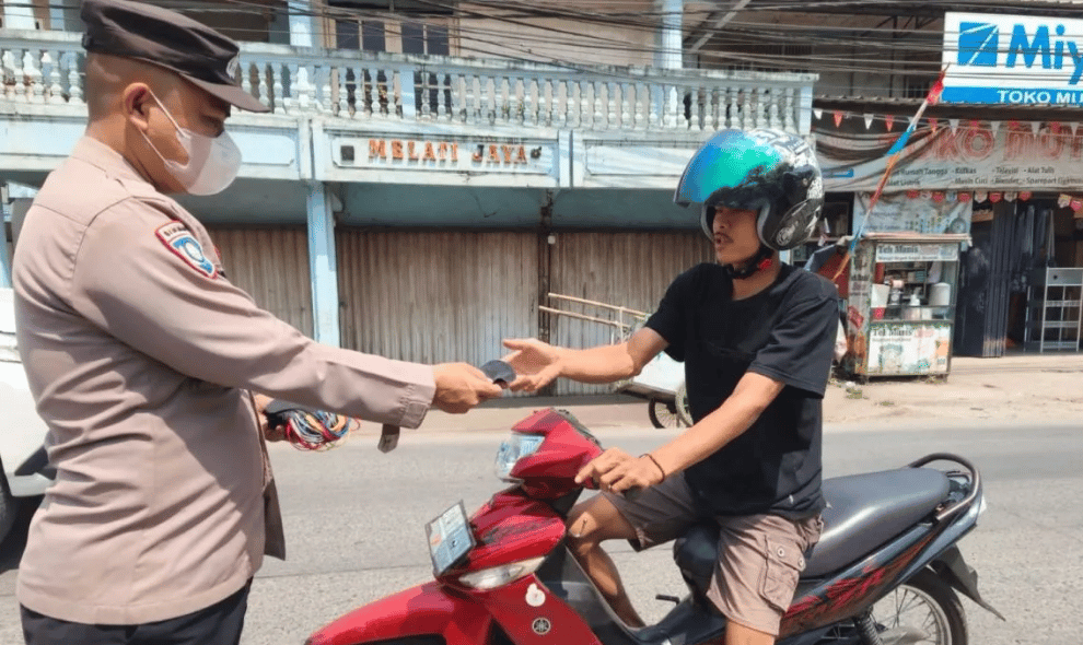 Polres Bogor Bagikan Masker untuk Lindungi Warga dari Paparan Abu Anak Krakatau