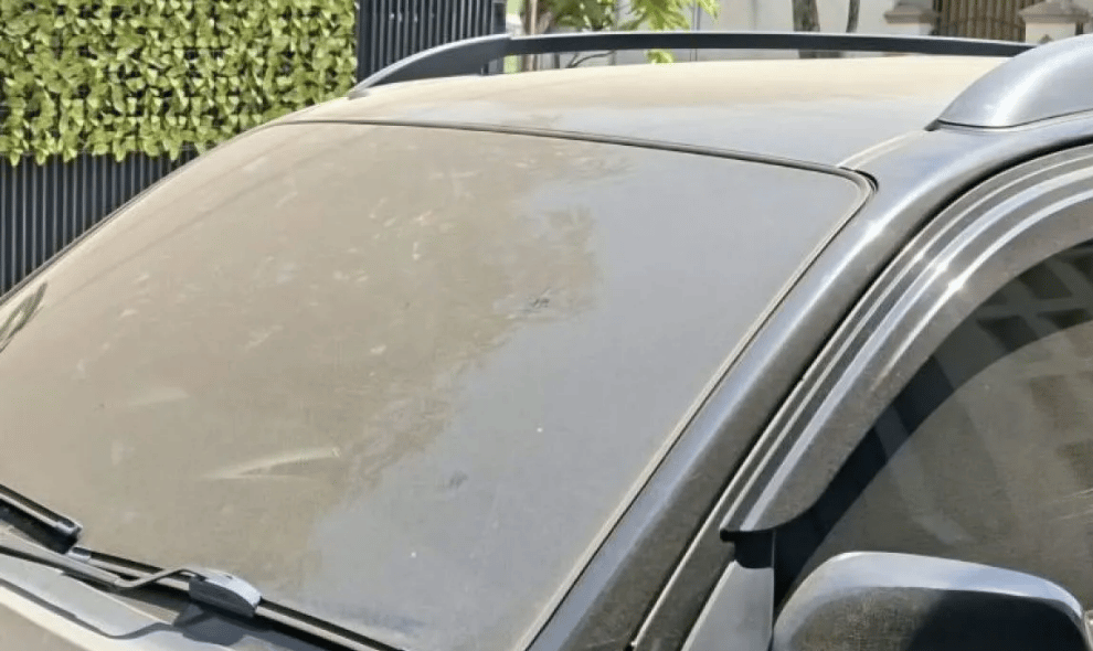 Abu Anak Krakatau Mencapai Bandung Barat, Warga Menemukan Material Kasar di Rumah dan Mobil