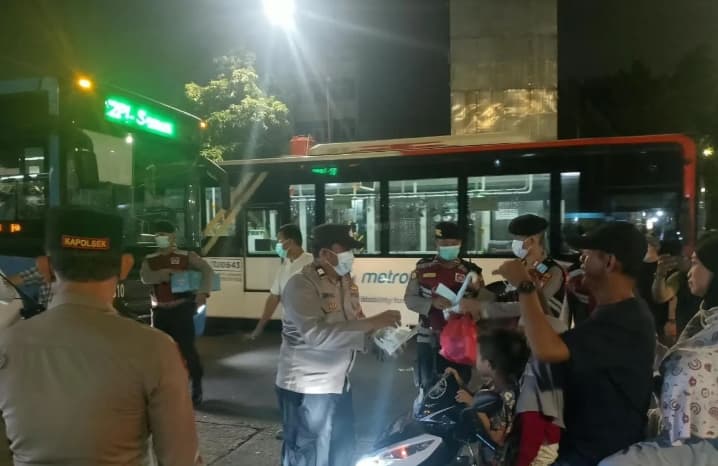 Abu Vulkanik Anak Krakatau Mengancam Kesehatan, Polisi Membagikan 1.200 Masker kepada Warga Senen