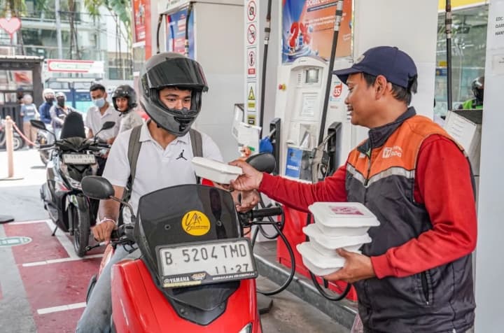 Pertamina Patra Niaga Bagikan 8.100 Porsi Makanan di Delapan Kota dan Cetak Rekor MURI