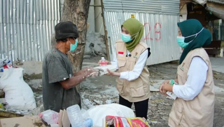 Baznas Bagikan 250 Paket Makanan untuk Pekerja Terdampak Abu Vulkanik Anak Krakatau di Jakarta