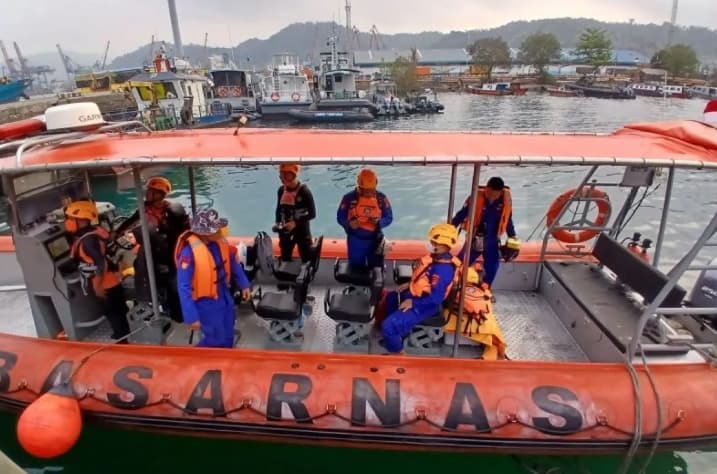 Polda Lampung Perluas Pencarian Lima Jurnalis dan Tiga Kru Kapal yang Hilang di Selat Sunda