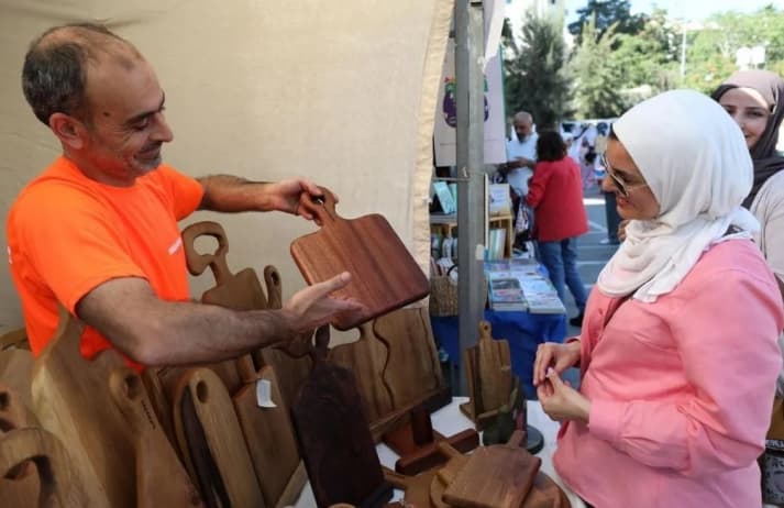 Perajin Palestina Menjaga Ingatan Tanah Air lewat Tatreez dan Kayu Zaitun di Pasar Ramallah