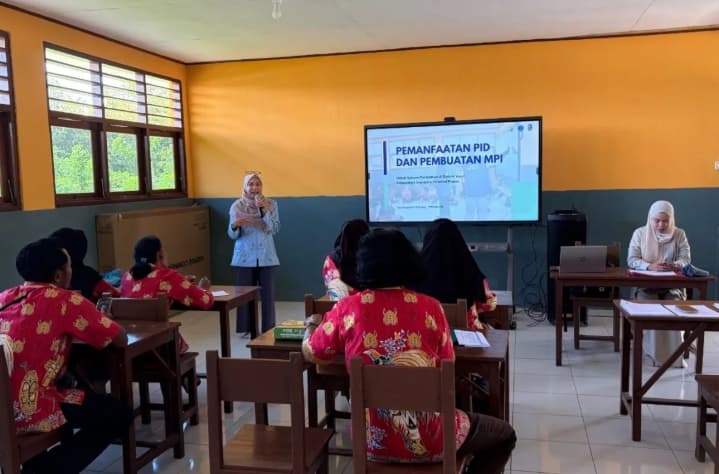 Tim Ekspedisi Patriot ITB Dampingi 39 Guru Jayapura Manfaatkan Papan Interaktif Digital