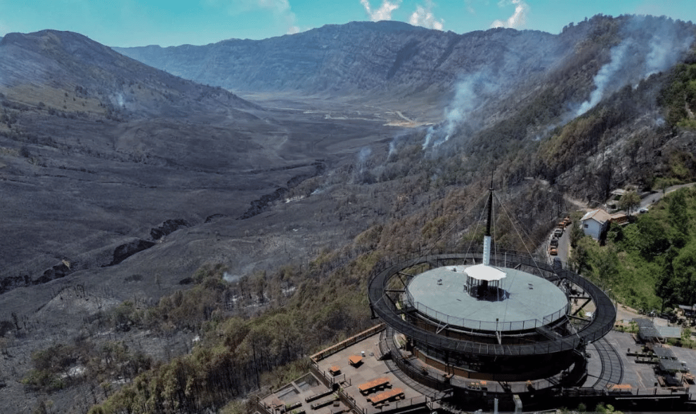 Cuaca Buruk Hambat Water Bombing Kebakaran Bromo, Tim Gabungan Maksimalkan Operasi Darat