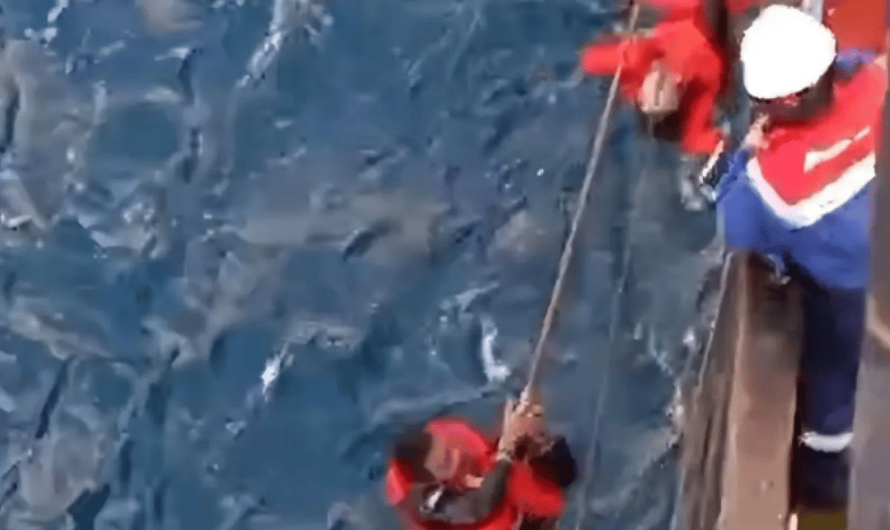 Kapal Tanker Pertamina Evakuasi 16 Korban KMP Virgo Transport 08 di Laut Jawa