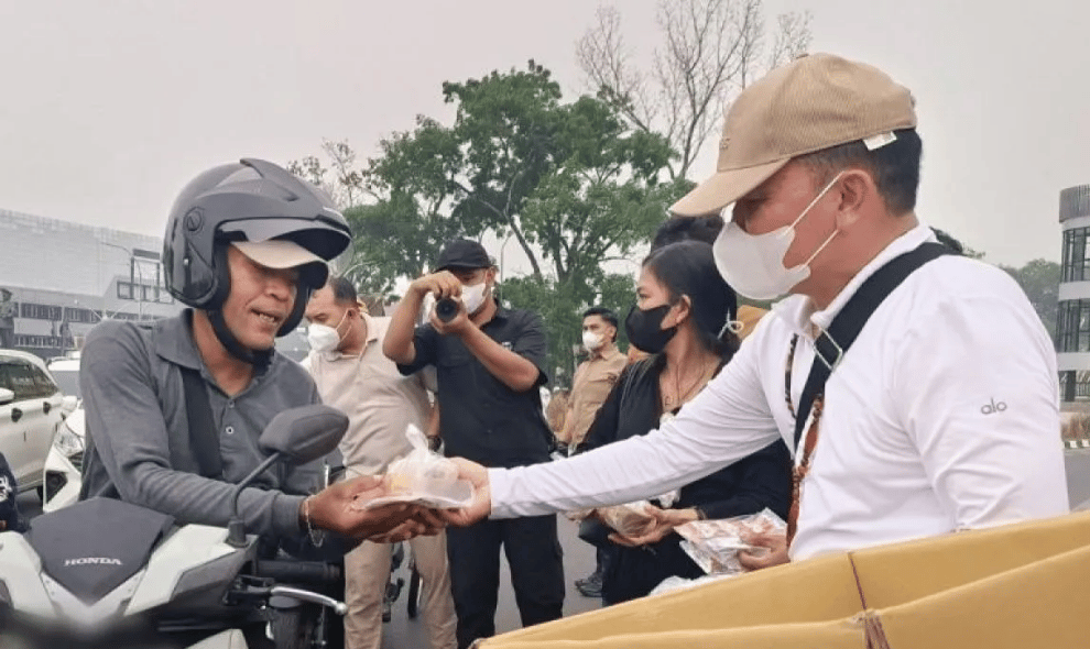 Gubernur Kalteng Bagikan 5.000 Masker untuk Lindungi Warga dari Dampak Kabut Asap Karhutla