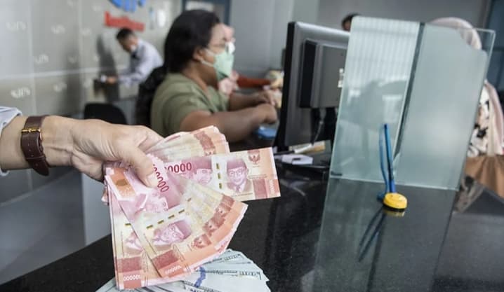 Rupiah Melemah ke Rp17.614 per Dolar AS, Ekspektasi Kenaikan Suku Bunga The Fed Menekan Pasar
