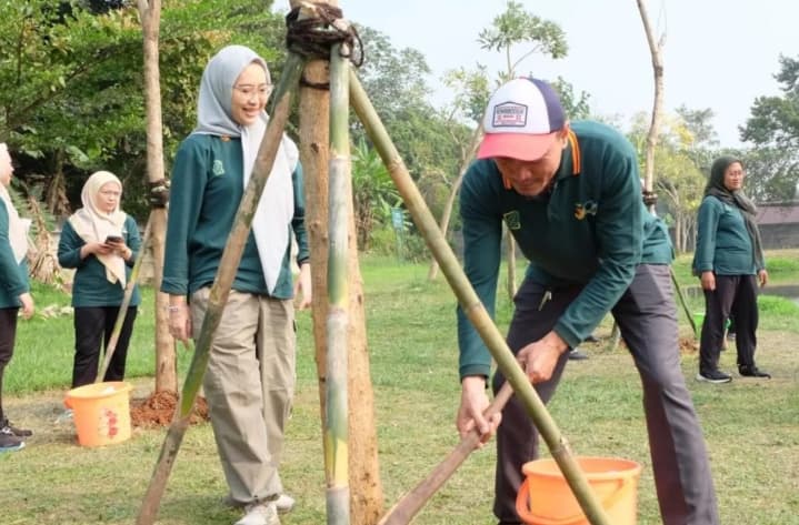 Pemkot Jakarta Selatan Tanam 10 Tabebuya Pink di Taman Casuarina untuk Perkuat Penghijauan