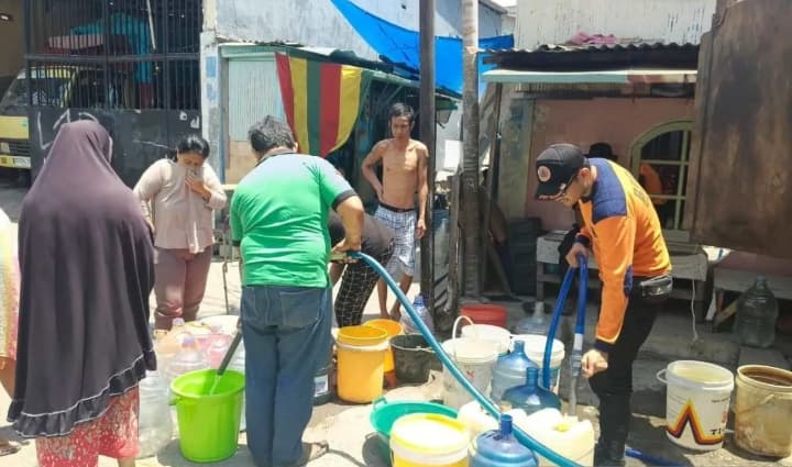 BPBD Makassar Distribusikan Lebih dari 3 Juta Liter Air Bersih ke Warga Terdampak Kekeringan