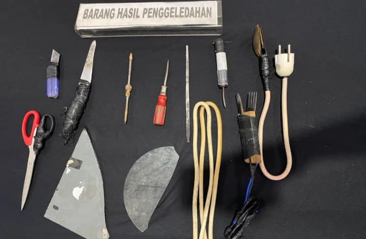 Petugas Lapas Semarang Sita Senjata Tajam Rakitan saat Razia 32 Sel Hunian