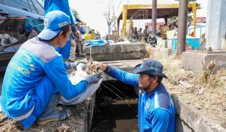 Pemkot Jakarta Timur Mengeruk Lumpur Saluran Phb Cacing untuk Maksimalkan Tampungan Air