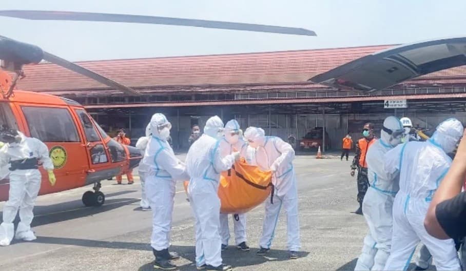 Basarnas Evakuasi Dua Jenazah Korban Kapal Virgo Transport 8 ke Lanud Sjamsudin Noor