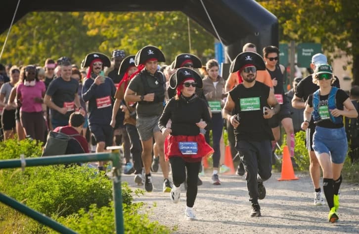 Pelari Berkostum Bajak Laut Meriahkan Big Pirate Run 2026 di Kanada