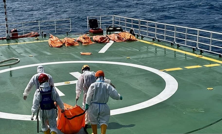 Basarnas Evakuasi Sembilan Jasad Korban KM Virgo Transport 8 dari Bangkai Kapal di Laut Jawa