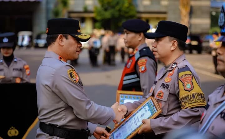 Kapolda Metro Jaya Beri Penghargaan kepada Tiga Polisi yang Berdedikasi Membantu Warga