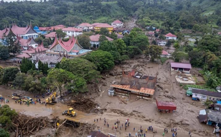 BPJN Kerahkan 29 Alat Berat Bersihkan Material Banjir Bandang di Jalur Lintas Sumatera Solok