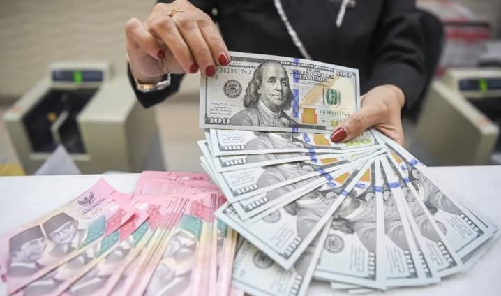 Rupiah Melemah ke Rp17.864 per Dolar AS saat Harga Minyak Kembali Melonjak