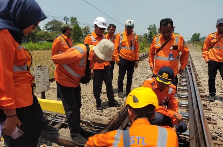 KAI Cek Jalur Kediri-Tulungagung dan Kesehatan Petugas demi Pastikan Keselamatan Kereta Api
