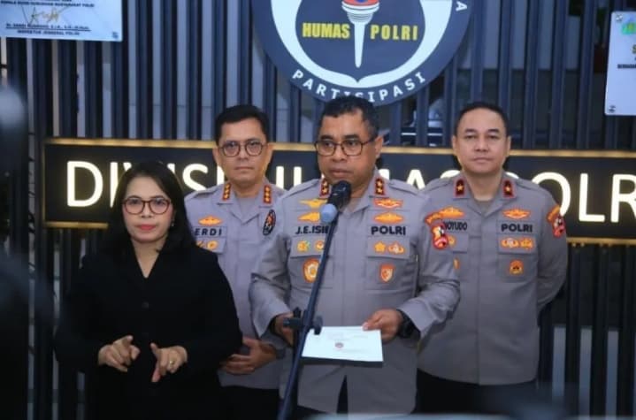 Kapolri Menerima Kenaikan Pangkat 50 Pati dan Empat PNS Polri