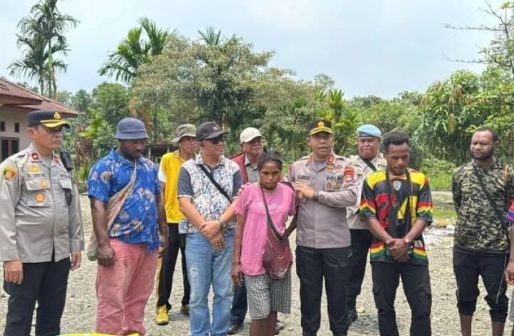 Polisi Kembalikan Demerina Uwamang Korban Penculikan KKB di Jila kepada Keluarga