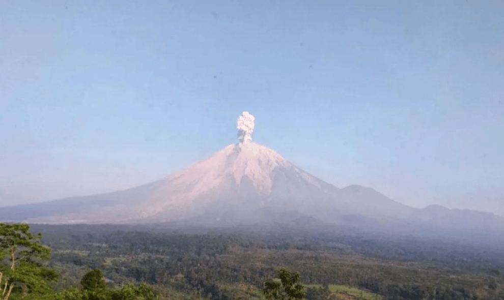 Gunung Semeru Erupsi Empat Kali, Tinggi Letusan Mencapai 1.300 Meter di Atas Puncak