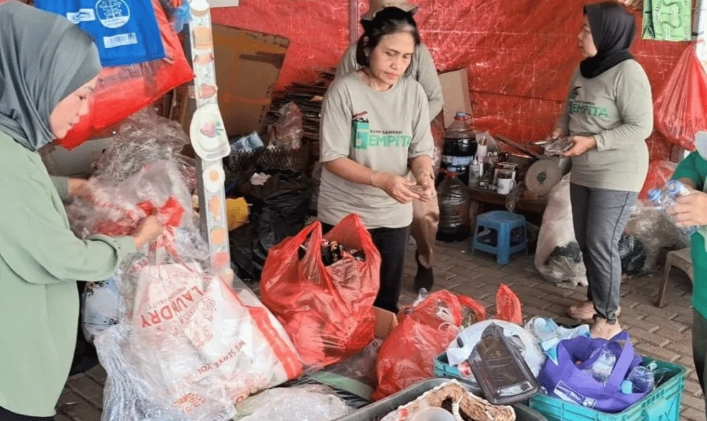 Perempuan Penggerak Bank Sampah di Bekasi Sulap Limbah Plastik Menjadi BBM Cair
