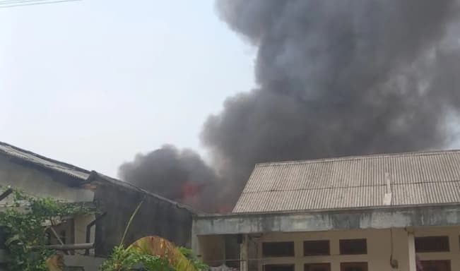 75 Personel Gulkarmat Dikerahkan Padamkan Kebakaran Rumah di Cakung Jakarta Timur